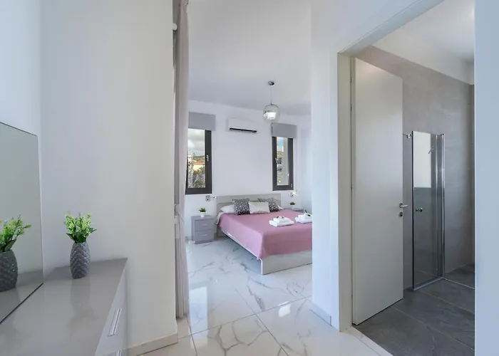 Adaris, Sea Caves Peyia